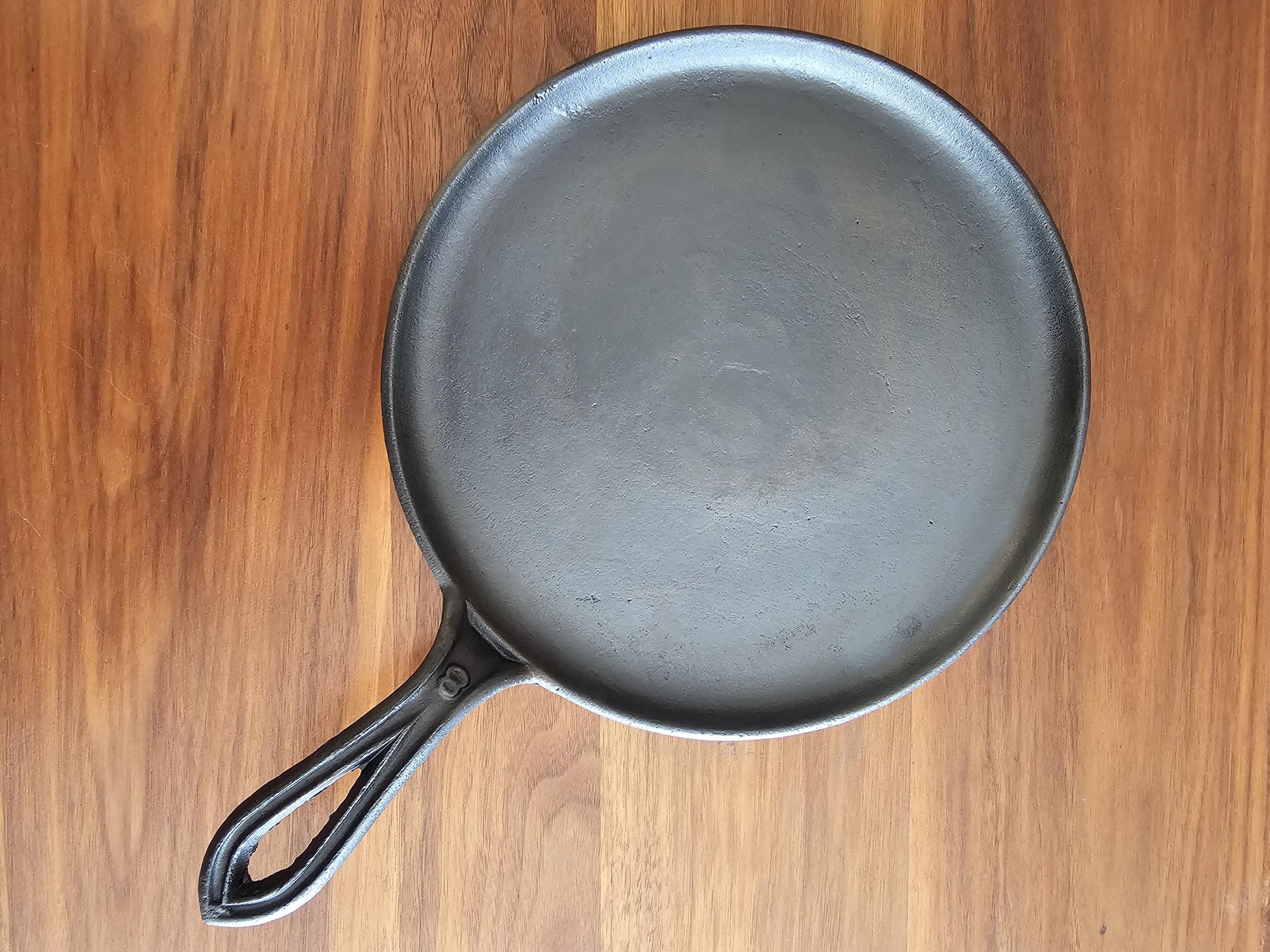 Gatemarked #8 Vintage Restored Cast Iron Griddle - Fancy Handle