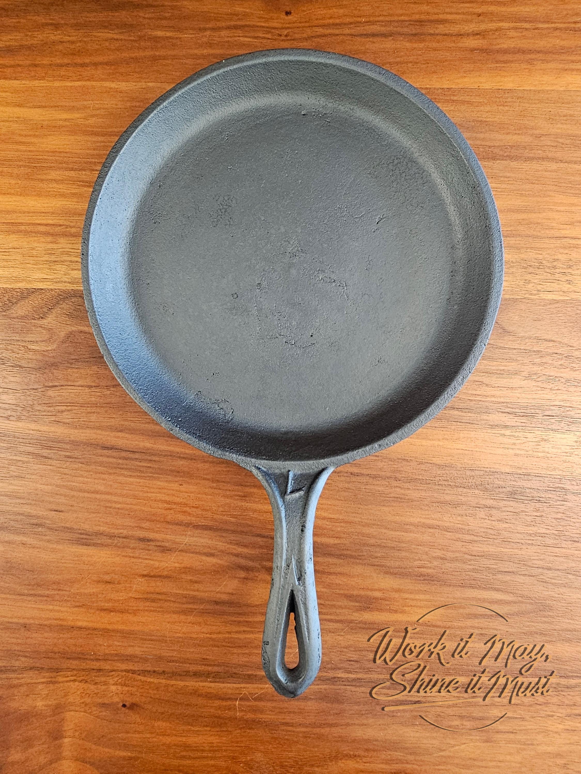 Gatemarked #7 Vintage Restored Cast Iron Griddle - Fancy Handle