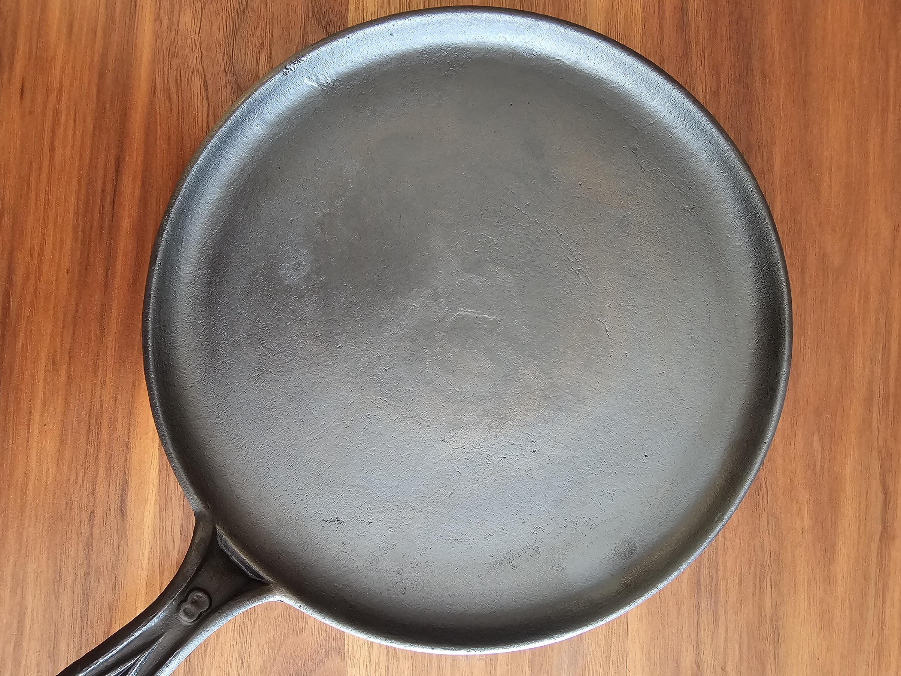 Gatemarked #8 Vintage Restored Cast Iron Griddle - Fancy Handle
